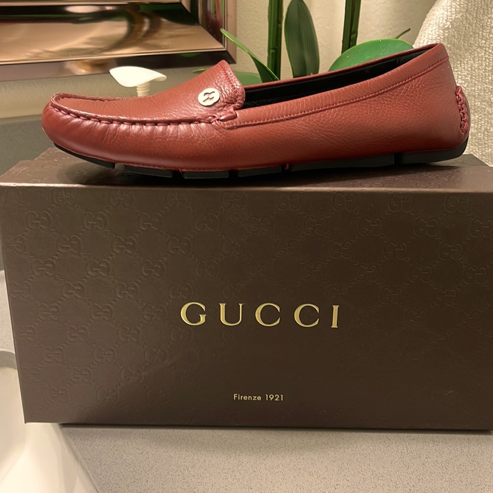 GUCCI Red loafers size 39 (8 1/2) women  excellent condition with original box